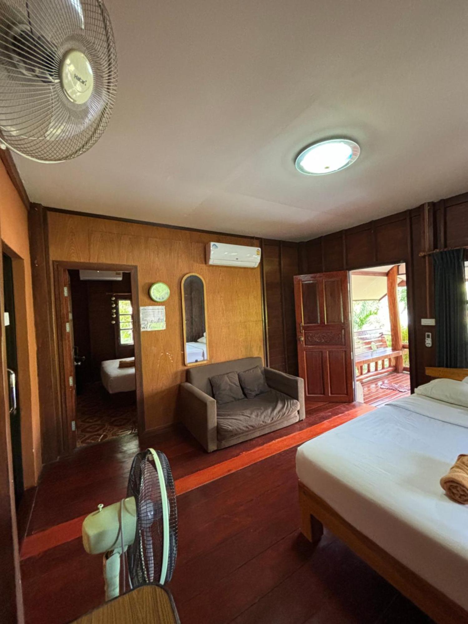 Baan Ja Da * Ban Nai Khlong